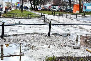 Po grudniowym deszczu wyrosły... słupki! Koniec z patoparkowaniem przy bazarku?-32480