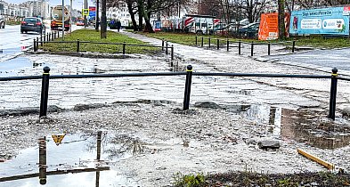 Po grudniowym deszczu wyrosły... słupki! Koniec z patoparkowaniem przy bazarku?-32480