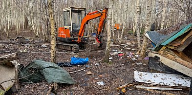 Sprzątają po koczowisku bezdomnych. "Potworny fetor!"-32518