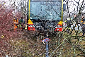 Wypadek autobusu na Ursynowie. Kierowca przysnął?-32682