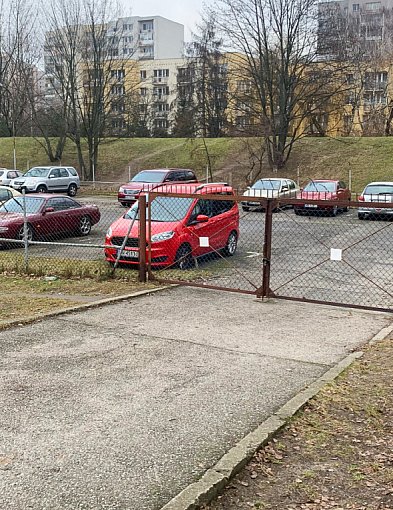 Dzielnica odbiera i daje. Spór o sąsiedzkie parkingi na Ursynowie-33206