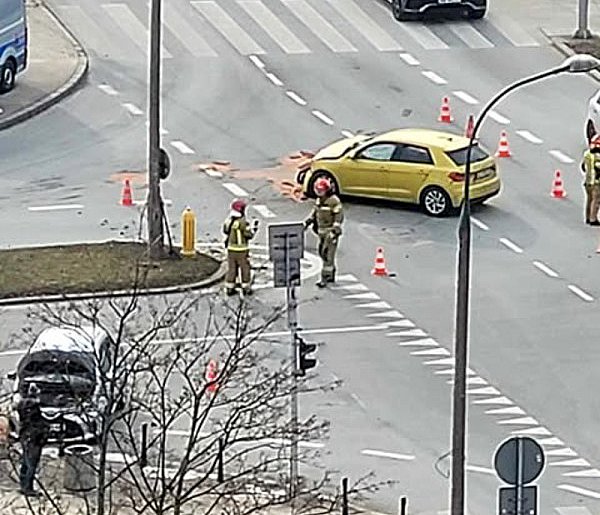 Wypadek na Cynamonowej. Kobieta w ciąży trafiła do szpitala-33485