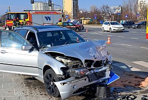 Kolizja w alei KEN. Transport krwi na sygnale wjechał na czerwonym-33507