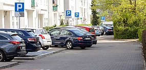 Parkingowy galimatias na ursynowskiej uliczce