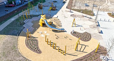 Plac zabaw z Misiem otwarty, fontanna działa. Park nad POW udostępniony-34447