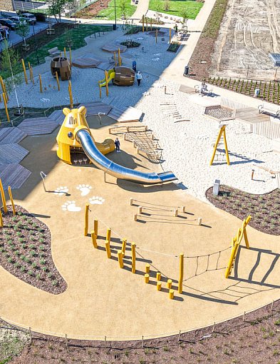 Plac zabaw z Misiem otwarty, fontanna działa. Park nad POW udostępniony-34447