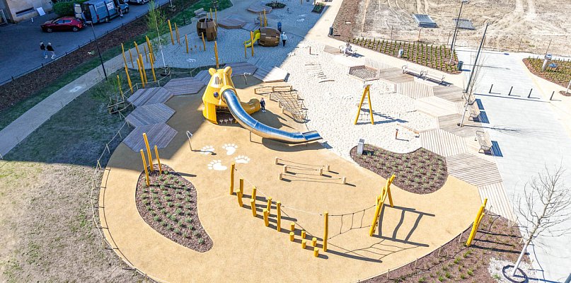 Plac zabaw z Misiem otwarty, fontanna działa. Park nad POW udostępniony - 34447