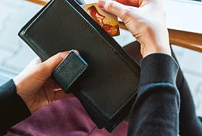 Emeryci coraz częściej rezygnują z gotówki. Wiemy, dlaczego-34609