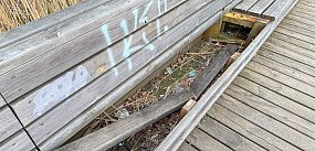 Dziury w pomostach, zniszczone ławki. Kto to naprawi?
