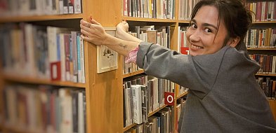 Niespodzianka w ursynowskiej bibliotece! Między regałami czekają „Przebłyski”-34665