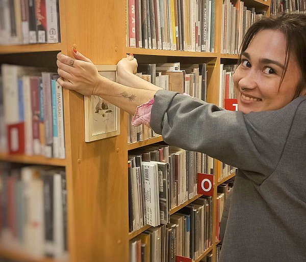 Niespodzianka w ursynowskiej bibliotece! Między regałami czekają „Przebłyski”-34665