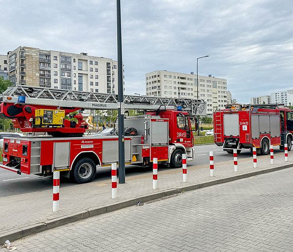 Akcja strażaków w Żabce na Imielinie. Zapaliło się pod sufitem-34945