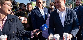 Trzaskowski częstował kawą na Kabatach. I prosił o głos