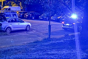 Policyjna akcja na Imielinie. Próba kradzieży auta z parkingu-35010