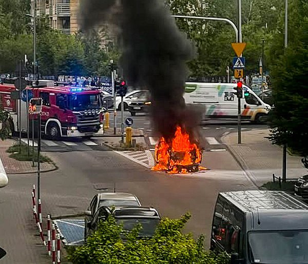Pożar samochodu na Ursynowie. Spłonęło auto-legenda!-35014