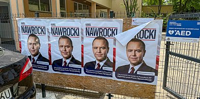 Nocna akcja sztabu Nawrockiego. Plakaty przy szkołach, rodzice oburzeni-35066