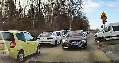 Chaos na Poloneza. Mieszkańcy: Gdzie ten skwerek obiecany przez burmistrza?-35050