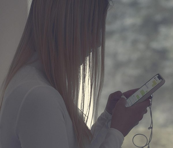 Odgórny zakaz telefonów w szkołach? MEN zdradza plany zmian-35147