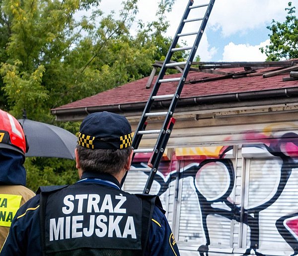 Niebezpiecznie na Płaskowickiej! Co zrobić z opuszczonymi kioskami i pawilonami?-35174