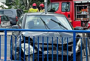 Kolizja w al. KEN. Suzuki wylądowało na barierkach stacji metra-35221