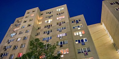 Chwile grozy. Dziewczynka w oknie na 11. piętrze. Błyskawiczna reakcja sąsiadów-35220