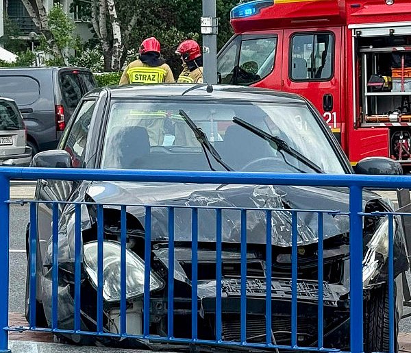 Kolizja w al. KEN. Suzuki wylądowało na barierkach stacji metra-35221