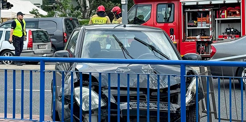 Kolizja w al. KEN. Suzuki wylądowało na barierkach stacji metra - 35221