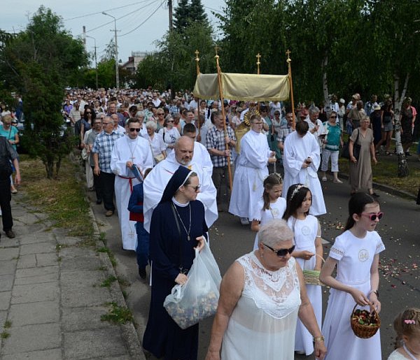 Nie wszyscy o tym wiedzą. Czy udział w procesji Bożego Ciała to obowiązek?-35430