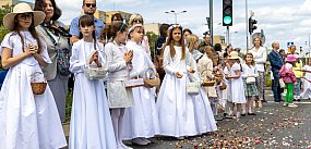 Tłumy na procesji Bożego Ciała na Ursynowie Płn.