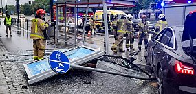 Kolizja na Puławskiej. Audi staranowało przystanek