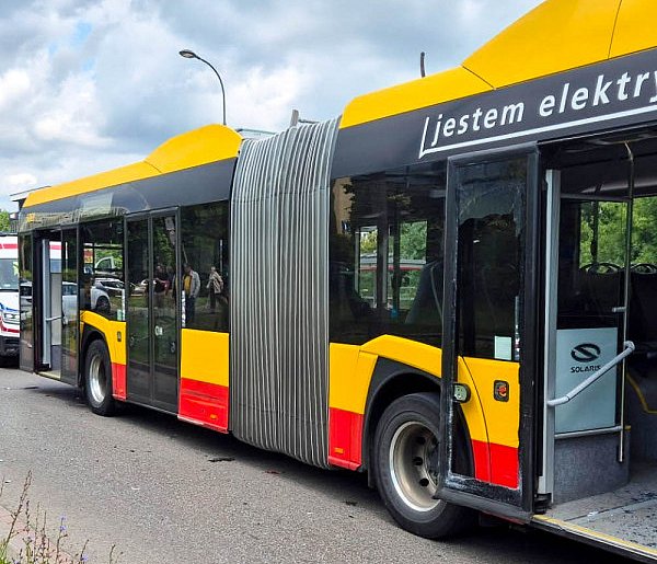 Wyjeżdżała autem z parkingu. Uderzyła w przejeżdżający autobus-35579