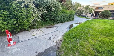 Nowocześnie w środku, ruina na zewnątrz. Kto wyremontuje schody przed FabLabem?-35093