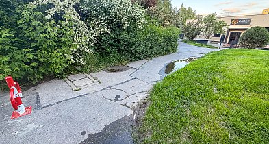 Nowocześnie w środku, ruina na zewnątrz. Kto wyremontuje schody przed FabLabem?-35093