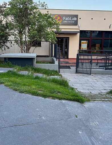 Nowocześnie w środku, ruina na zewnątrz. Kto wyremontuje schody przed FabLabem?-35093