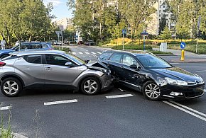 Kolizja na skrzyżowaniu ze światłami! Utrudnienia w alei KEN-35885