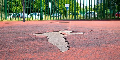 "Piłka lata tu jak chce". Fatalny stan boiska na Dembowskiego. Kiedy remont?-35938