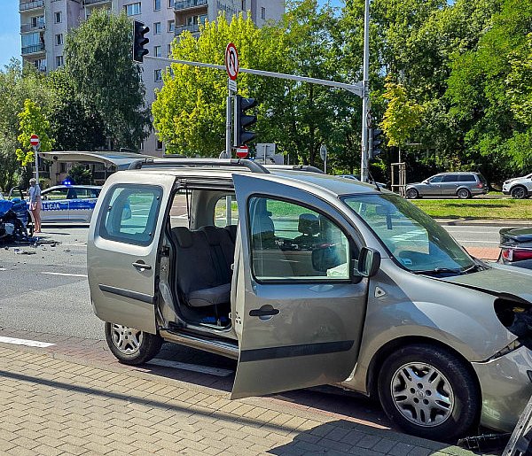 Dwie kolizje przy Rosoła. 88-latek jechał pod prąd!-36312