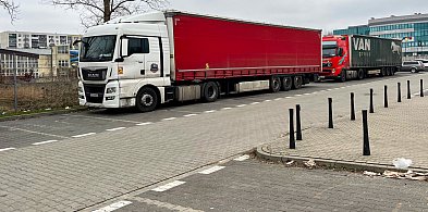 TIR-y rozjeżdżają parking. Mieszkańcy domagają się zakazu!-36442