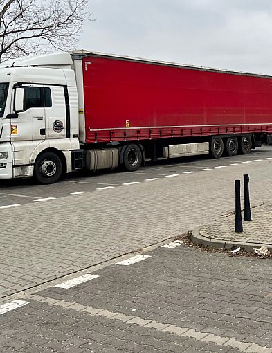 TIR-y rozjeżdżają parking. Mieszkańcy domagają się zakazu!-36442