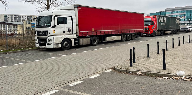 TIR-y rozjeżdżają parking. Mieszkańcy domagają się zakazu! - 36442