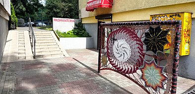 Wielki pająk rozpiął sieć na ursynowskim trzepaku! Zobacz!-36474