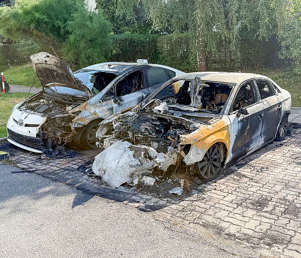 Nocny pożar samochodów na Ursynowie. Spłonęły dwa auta-36539