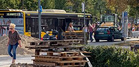 Przystanek na placu budowy. Dla pasażerów kurz i hałas