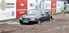 Absurd na Ursynowie. Auto uwięzione w... trawniku