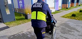 Siedział na wózku, przemoczony i wyziębiony