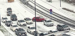 Fatalne warunki na drogach. Stłuczka w śniegu na Ursyno
