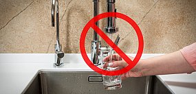 Pęknięta rura na Ursynowie. Suchy poranek na Skarpie