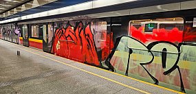 Zdemolowali pociąg metra. Świadek: Przyszli i zbierali