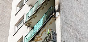 Pożar w wieżowcu na Ursynowie. Ogień na balkonie