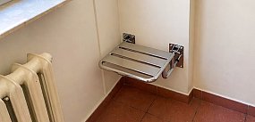 Krzesełka na półpiętrach dla seniorów. Nowy pomysł